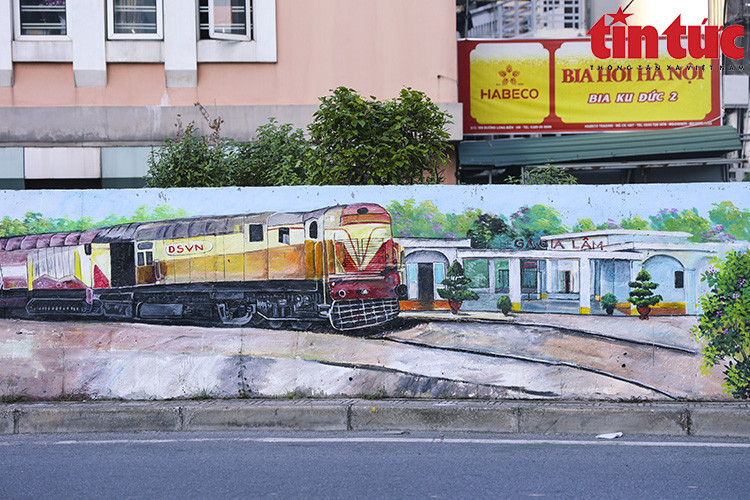Nostalgic murals like these make people view Long Bien district in particular and the city in general as more lovable. (Photo: Tin Tuc Newspaper)