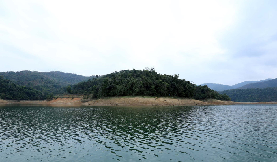 Surrounding the bay are islands rich in vegetation, creating a peaceful landscape. (Photo: VNA)