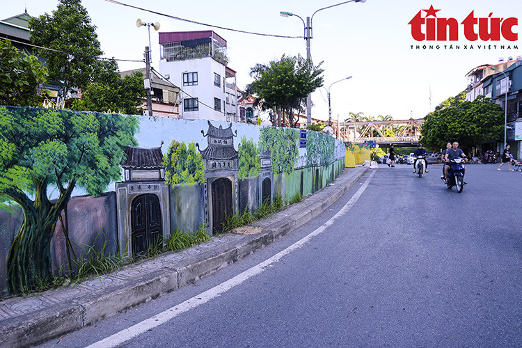 Vibrant murals depict Hanoi’s history, traditional festivals, and daily life, enthralling passers-by. (Photo: Tin Tuc Newspaper)