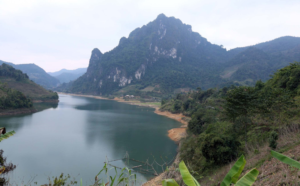 The large water surface area allows local people to fish for economic development and to alleviate poverty. (Photo: VNA)
