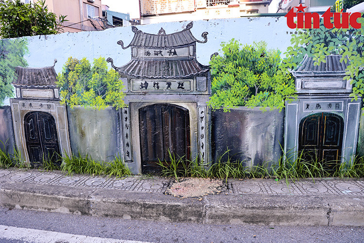 The dyke’s messy peeling walls are now covered with beautiful murals. Many depict famous destinations in Long Bien, including Long Bien Bridge, Gia Lam Train Station, and the entrance to Le Mat snake village, among others. (Photo: Tin Tuc Newspaper)