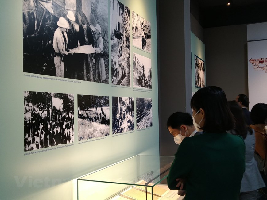 Visitors look at the exhibits. The exhibition will run until May 2022 at the Vietnam National Museum of History at No. 25 Tong Dan street, Hoan Kiem district of Hanoi. The Museum is located in the heart of Hanoi close to many sacred relics. It is a place to preserve, display, and introduce Vietnamese history from prehistoric to present through a system of extremely rich and valuable documents and artifacts, including many national treasures. The museum is house to about 200,000 objects and materials of Vietnamese cultural history, among which there are nearly 110,000 antiques and 20 national treasures from prehistory to 1945. In addition, there are more than 80,000 documents and artifacts conserved since the mid-nineteenth century. (Photo: VietnamPlus)