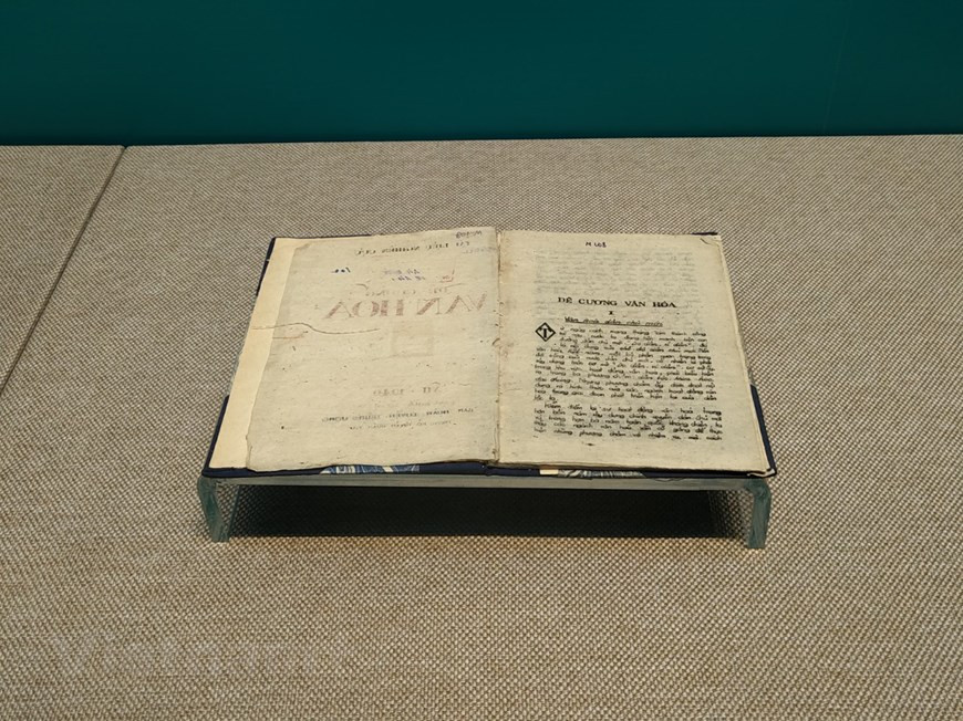 A book titled 'De cuong van hoa' (draft cultural platform) printed in December 1949. Many images and artifacts recalled the brave fighting of residents in the capital city of Hanoi during years of resistance against the French colonialists. On the night of December 19, 1946, in response to 'the Call for National Resistance' by President Ho Chi Minh, the army and people of Hanoi capital city stood up with the spirit of fighting to the death for the nation, resulting in 60 fierce days and nights of the resistance war. Following nine years of the long-term resistance war, the triumphant Vietnamese army marched in Hanoi to take over the capital city from the colonial French rulers. (Photo: VietnamPlus)