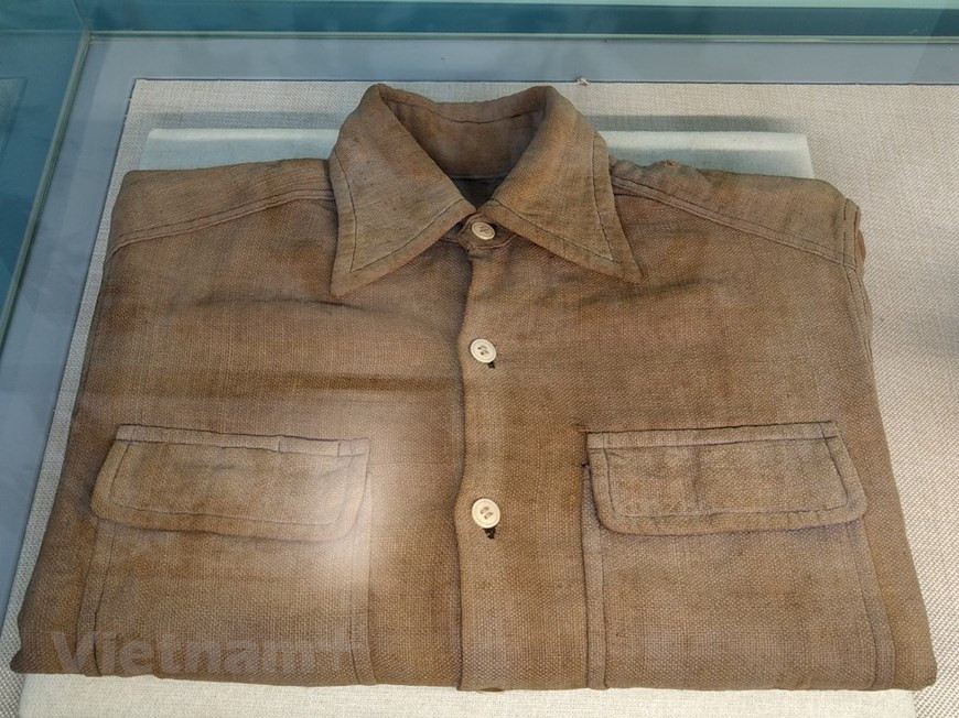 A shirt with blood stain of soldiers of the Capital Regiment. An important part of the exhibition is the march to Hanoi in victory on October 10, 1954. It spotlights the glorious moments of Hanoi’s celebrations of Liberation Day on October 10, 1954. The 10th of October has been an unforgettable day for Hanoians since the capital city was liberated, following years of war against the French colonialists. Despite the passing of time, many veterans and local people can still recall the mixed feelings that came with welcoming the victorious military troops to the city. So many ups and downs have been witnessed since that memorable day, yet in the hearts of local Hanoians, the 'day of return' remains a valuable memory. (Photo: VietnamPlus)