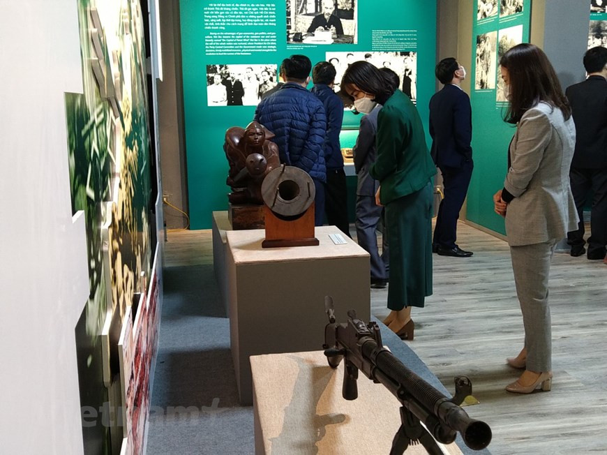 The display helps underline the significance of the Day of the National Resistance War (December 19, 1946) and the Viet Bac revolutionary base. It is also meant to affirm the sound and clear-sighted leadership by the Party and President Ho Chi Minh, as well as contributions by people from all social strata to the struggle to defend the national independence and freedom. In early 1947, facing France’s steps to reoccupy the country, President Ho Chi Minh and the Government moved to Viet Bac to lead the resistance war. Since then, Viet Bac became the base of support for the war until October 10, 1954, when Hanoi was liberated and the revolutionary government left Viet Bac to take over the capital from France. (Photo: VietnamPlus)