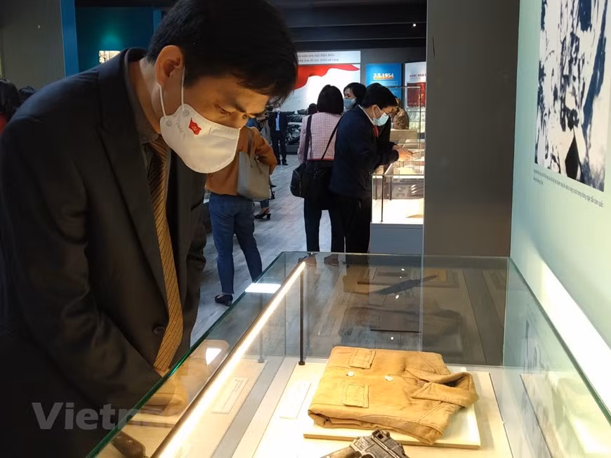 The initial part of the exhibition provides an introduction of the achievements of the August Revolution, which resulted in the foundation of the Democratic Republic of Vietnam in September 1945. The others give visitors a closer look at the resistance war that was full of difficulties, hardships, and sacrifice. When it was set up in June 1945, the Viet Bac Liberation Zone covered the liberated areas of six northern mountainous provinces, namely Cao Bang, Bac Kan, Lang Son, Ha Giang, Tuyen Quang, and Thai Nguye, along with part of Bac Giang, Phu Tho, Yen Bai, and Vinh Phuc provinces, becoming the revolutionary base of the entire country. (Photo: VietnamPlus)