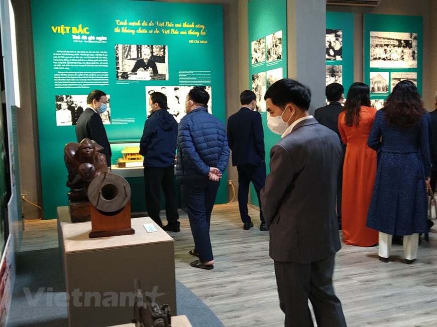 Visitors to the exhibition. Lunge mines and a statue of Hanoi soldiers who fought a tank of the French army in December 1946 are on showcase. Following the success of the August Revolution in 1945, the newly-established Democratic Republic of Vietnam had to struggle against enemies both at home and abroad and spreading famine. The French colonialists re-invaded Vietnam, forcing Vietnamese people to rise up to defend their homeland. On December 19, 1946, the national resistance war broke out. President Ho Chi Minh made an appeal calling on all Vietnamese people to rise up for national salvation. The appeal was a strategic direction for Vietnamese people from the beginning of the struggle against the French colonialists. (Photo: VietnamPlus)