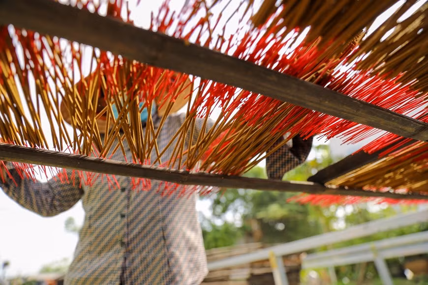 Instead of using drying machinery, people spread out the bamboo sticks with aromatic paste applied in the sun so that the natural scent of incense is maintained. Quang Phu Cau villagers have produced incense for more than 100 years. Thanks to their skillfulness and diligence, local incense products have been present across Vietnam and exported to many foreign markets such as India, China, Malaysia, among others. Once setting foot here, visitors will be amazed at bright red or dark pink sticks used for making incense. The sticks, tied into bunches and laid on the ground to dry, look like brilliant flowers in the sun. This village is surely a destination worth a visit by any tourists coming to Hanoi. (Photo: VietnamPlus)