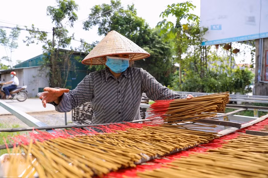 Over several recent years, Quang Phu Cau village has emerged as a magnet for visitors from both across Vietnam and other countries who come to explore the traditional craft of making incense and capture beautiful photos of this place. Chairman of the Ung Hoa district People’s Committee Pham Anh Tuan said residents in Quang Phu Cau commune believe that making incense holds a spiritual meaning, so they are committed to producing the best incense. Braving numerous ups and downs in history, the craft has brought a comfortable life to local residents, enabling them to afford big houses and upgrade the road system in the village. (Photo: VietnamPlus)