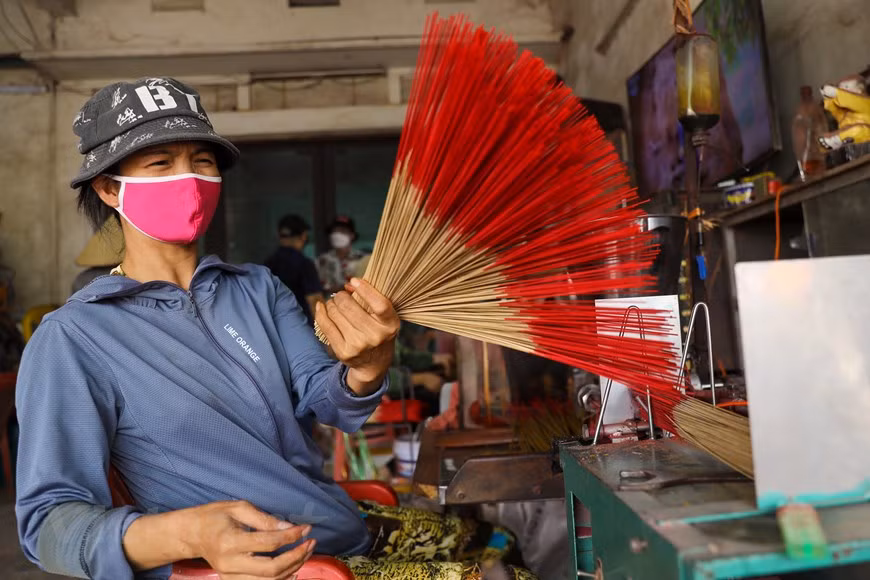Incense products of Quang Phu Cau are made from chemical-free materials and thus, safe for use. CNN has highlighted this century-old incense-making village in Hanoi by rating a snapshot of it as one of the best travel photographs in 2019. French news agency AFP ran an article about the village on its news site in January this year when the village was entering its busiest season of the year. According to local elders, the village has been a main source of incense supply for the northern region for many decades, and colorful photos of the village have become Vietnam tourism’s calling cards around the world. (Photo: VietnamPlus)