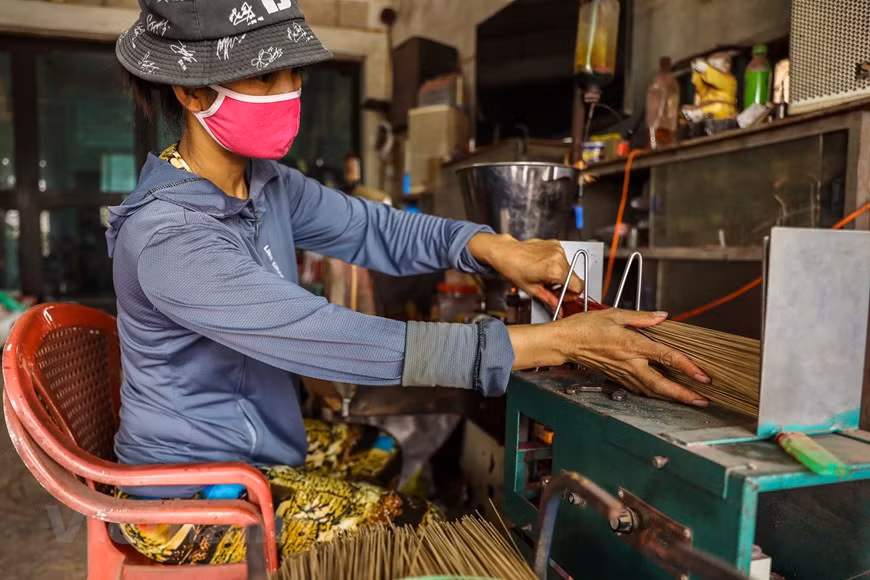 Besides incense, locals in Quang Phu Cau also make other products from bamboo such as bamboo toothpicks, bamboo meat skewers or bamboo brooms. Quang Phu Cau village in Ung Hoa district, about 35 kilometres south of Hanoi's downtown, always has brightly coloured incense sticks stacked by its entrance. Its products are consumed not only in Vietnam but also in India, China, Malaysia, and other countries. Local households have been making fragrant joss sticks for more than a century. Quang Phu Cau is known not only for incense production, which provides a stable source of income for people here, but also as a tourist attraction. (Photo: VietnamPlus) 