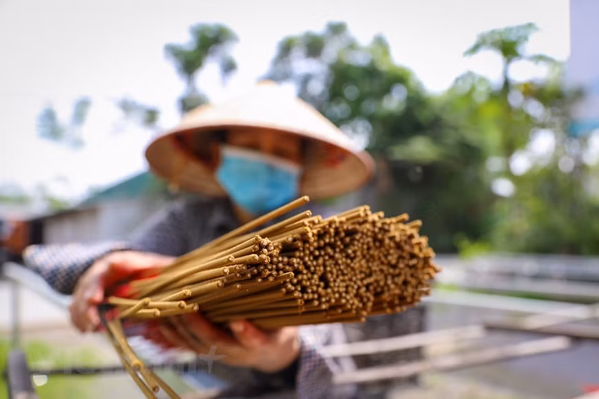 In Quang Phu Cau village, there are more than 300 households engaged in the craft, which has been passed down from generation to generation. In the run-up to the Lunar New Year holiday (called Tet), the biggest and most important traditional festival in Vietnam, the village is at its busiest time of the year because demand for incense always surges at this time. People nationwide will light incense at home and pagodas to pay tribute to gods and ancestors and pray for good luck, good health, and prosperity. Chairman of the Ung Hoa district People's Committee Pham Anh Tuan said since villagers began applying machinery to production, the incense output has increased strongly. (Photo: VietnamPlus)