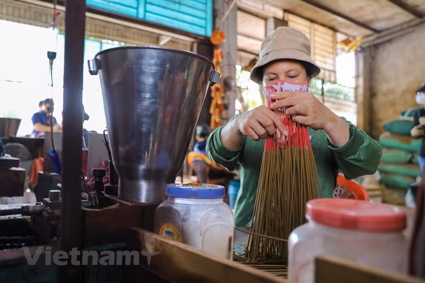 At present, production facilities in Quang Phu Cau are busy with producing incense for the Lunar New Year festival. Phu Luong Thuong hamlet was the first to produce incense in Quang Phu Cau, but the craft has been expanded to others in the commune such as Xa Cau, Quang Nguyen, Phu Luong Ha, Cau Bau and Dao Tu. The craft was at first only a side job of local residents after the harvest time. However, to meet the increasing demand for incense, it has developed and become the main occupation of villagers, generating the majority of their income. Incense is currently the signature product of this land. (Photo: VietnamPlus)