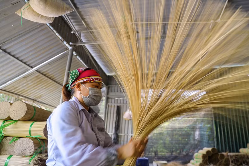 Quang Phu Cau village has long been famous for making incense. It is one of the traditional handicraft villages that have started to resume operation after more than two months of suspension due to the fourth coronavirus outbreak in late April, which forced the capital city to impose strict social distancing measures. The village has been a major source of incense supply for the northern region for many decades, and colourful photos of the village have even become iconic around the world. However, villagers are now struggling to preserve the craft that is more than 100 years old and has become an integral part of the local culture. (Photo: VietnamPlus)