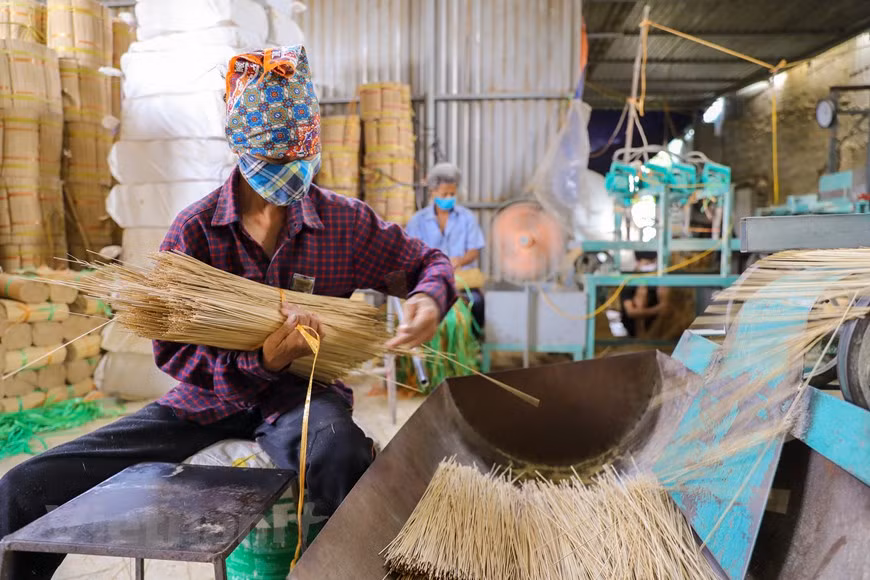 The bamboo used for making incense sticks must meet certain standards and carefully selected by makers. Chairman Nhat said at incense production facilities, people now are very well-implementing public regulations and directives on COVID-19 prevention and control, especially after the communal administration's announcements about the post-social distancing rules. All production households have actively set up plans to meet the requirements set by the Ministry of Health. The communal administration always creates favourable conditions for local people to expand production, especially after the social distancing, so that they can focus more on restoring the local economy so as to improve their living standards and make a contribution to local socio-economic development. (Photo: VietnamPlus)