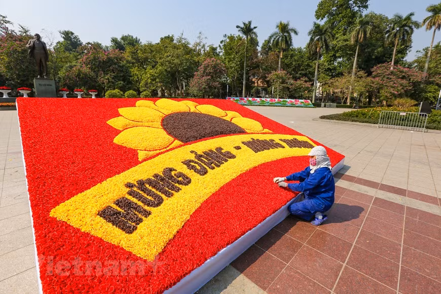 Workers at Lenin Garden have completed decoration works for the important event. (Photo: Minh Son/Vietnamplus)