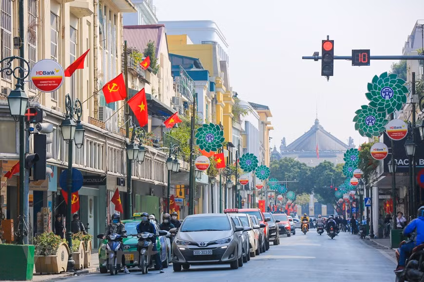 To date, most of streets in Hanoi are decorated with colourful flowers and flags to welcome the upcoming 13th National Party Congress. (Photo: Minh Son/Vietnamplus)