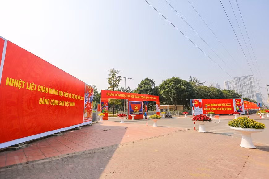 In the area of the National Convention Center, the decoration of flags and flowers has been completed. (Photo: Minh Son/Vietnamplus)