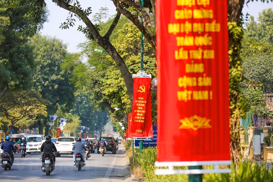Previously, in order to serve the 13th National Party Congress, the People's Committee of Hanoi assigned the Hanoi Department of Construction to coordinate with relevant agencies to review the city’s preparation works for the congress, including embellishing the urban areas, improving lighting systems, and environmental sanitation, among other (Photo: Minh Son/Vietnamplus)