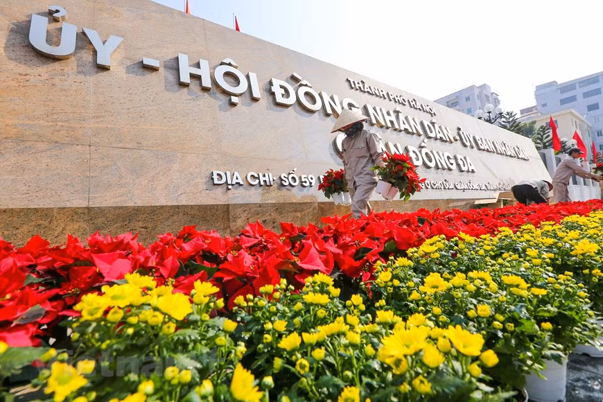 Flowers are decorated in front of the headquarters of the Party Committee and People's Council-People's Committee of Dong Da district. (Photo: Minh Son/Vietnamplus)
