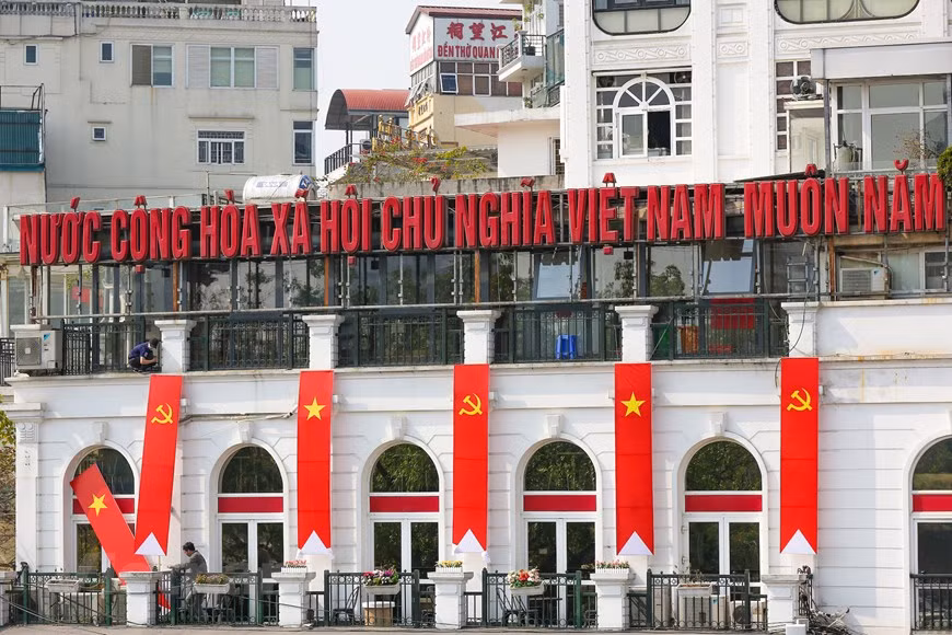 Red flags brighten the streets. (Photo: Minh Son/Vietnamplus)