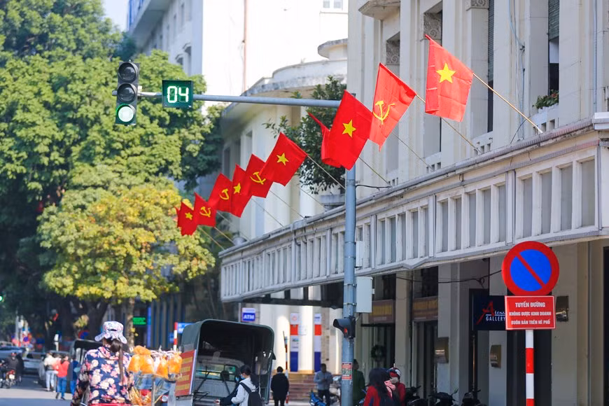 The whole city is filled with red colour of flags and flowers in celebration for the upcoming 13th National Party Congress. (Photo: Minh Son/Vietnamplus)