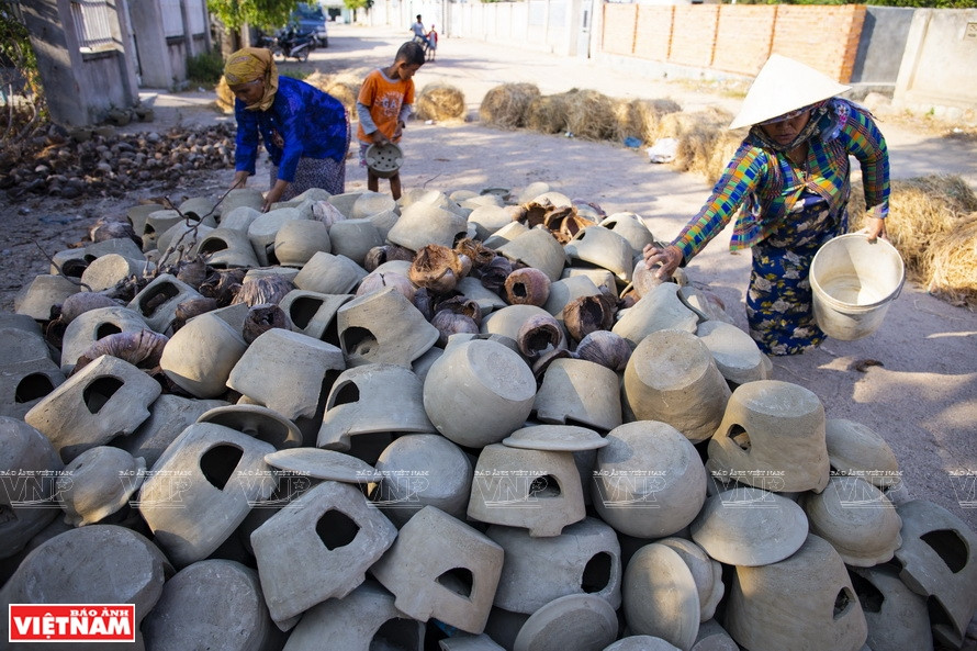 Bau Truc pottery products are fired in straws and firewood instead of in an oven like those elsewhere (Photo: VNA)