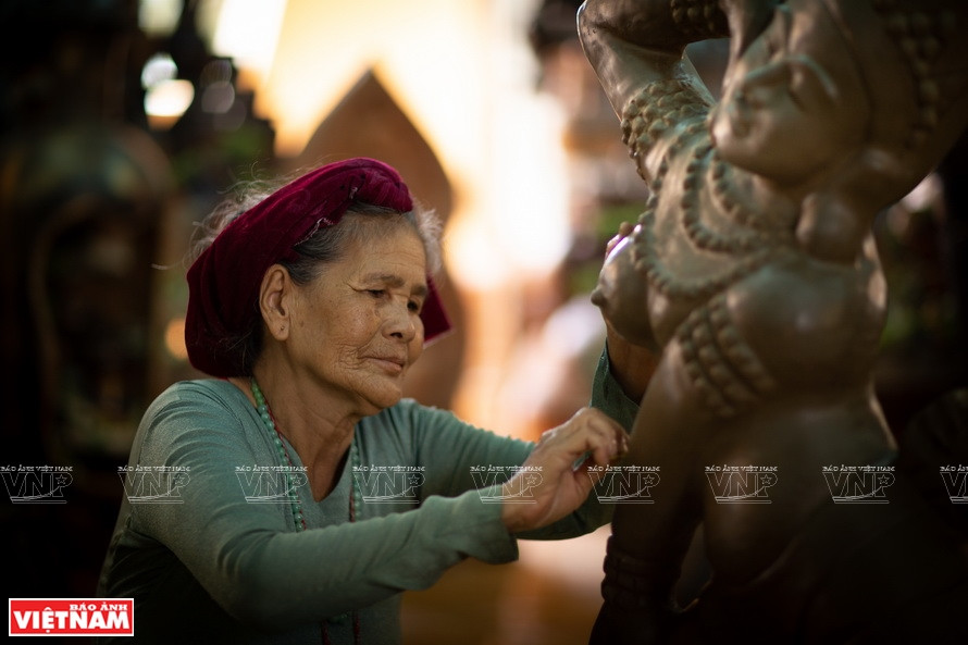 Artisan Truong Thi Gach, 80, makes a pottery product with Apsara pattern (Photo: VNA)