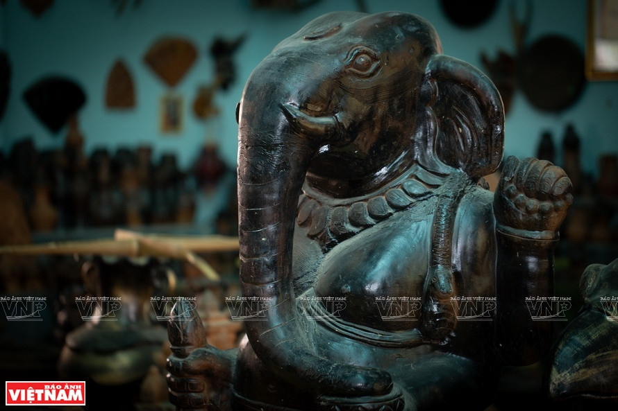 Bau Truc pottery decoration item (Photo: VNA)