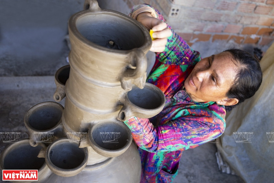 Artisans from Bau Truc village make final touches on pottery products (Photo: VNA)