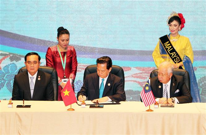 Prime Minister Nguyen Tan Dung attends the signing ceremony of the ASEAN Convention Against Trafficking in Persons, Especially Women and Children within the framework of 27th ASEAN Summit in Kuala Lumpur, November 21, 2015 (Photo: VNA)