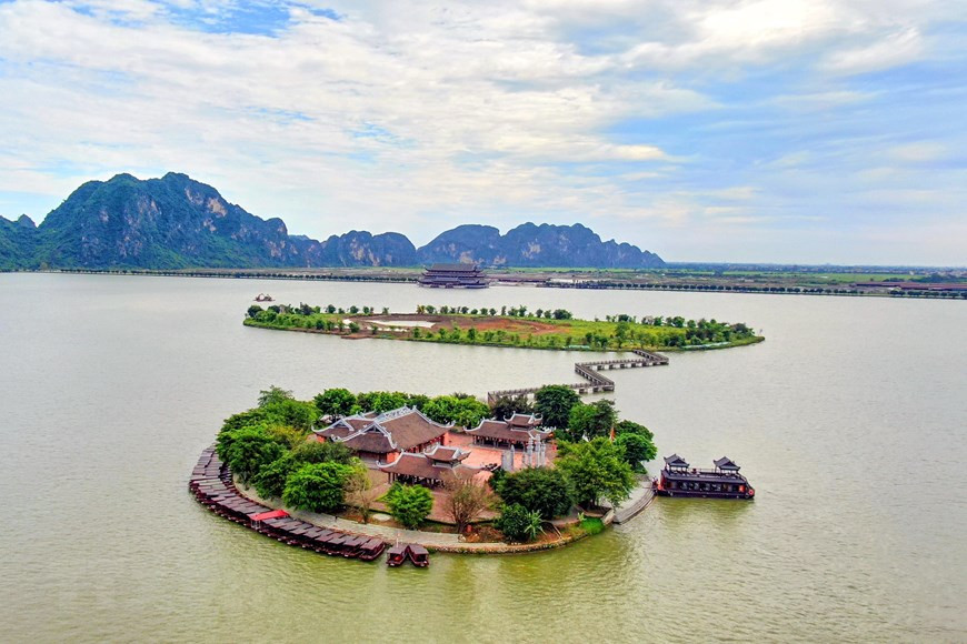Tam Chuc communal house in the heart of Tam Chuc lake (Photo: VNA)