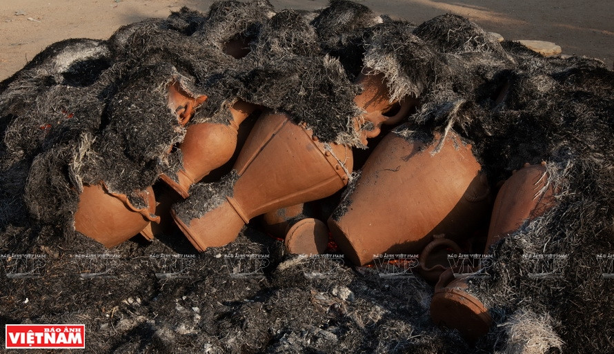 After being cooled off, pottery products have a natural earth tone (Photo: VNA)