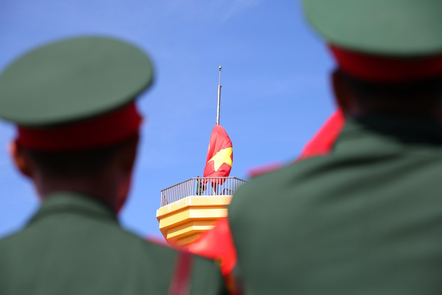 The flag is raised on Thoi Loi peak. Hoisting the national flag solemnly is one of the highest manifestations of national affirmation and self-respect. It is also an expression of patriotism. The action bears the sacred significance of expressing gratitude to thousands of people who have created, built and protected the nation, especially heroes, martyrs and people who have sacrificed their lives to affirm the borders and protect independence and freedom for the Fatherland. When the national flag of Vietnam flies, amidst the majestic National Anthem, everyone is filled with feelings of pride and gratitude as well as has a sense of their duty. (Photo: VietnamPlus) 