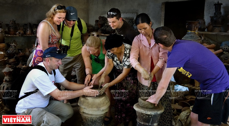 Making pottery products is a cool experience of tourists to Ninh Thuan province (Photo: VNA)