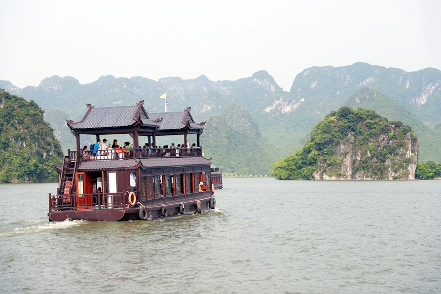 Tourists could have a boat tour to sightsee the complex (Photo: VNA)