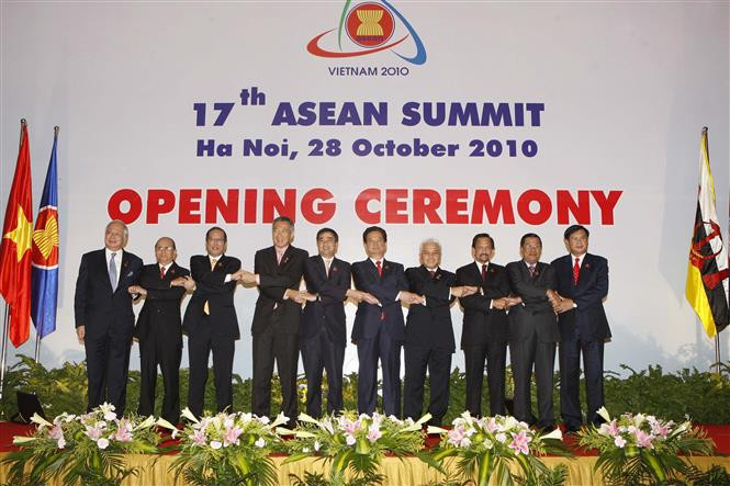 Vietnam hosts 11th and 12th ASEAN Summits in Hanoi during the country’s term of a rotating chair of the bloc and marking its 15th years since joining ASEAN (Photo: VNA)
