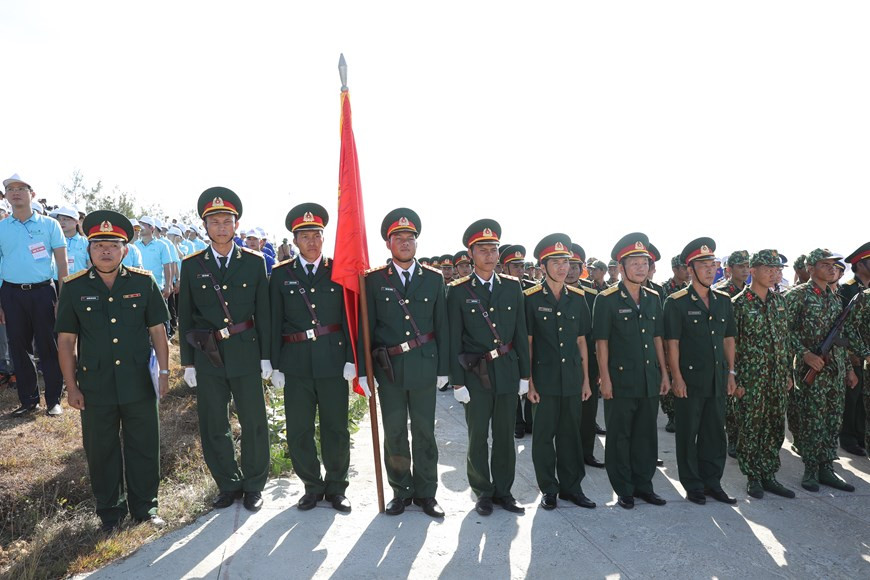 The flag is raised on Thoi Loi peak, which is the highest point in Ly Son Island. From this peak, visitors can see the whole of Ly Son island and its emerald sea water, white sand and green garlic fields. Thoi Loi peak used to be a volcano. It is said that during the old days there were a lot of precious trees in the centre of the volcano. Nowadays, on the peak there is a 30,000 cu.m fresh water lake that supplies water for all the local population on the island. The peak houses a 20 meter national flagpole which was built on May 4, 2013, facing the Hoang Sa (Paracel) archipelago. ( (Photo: VietnamPlus)