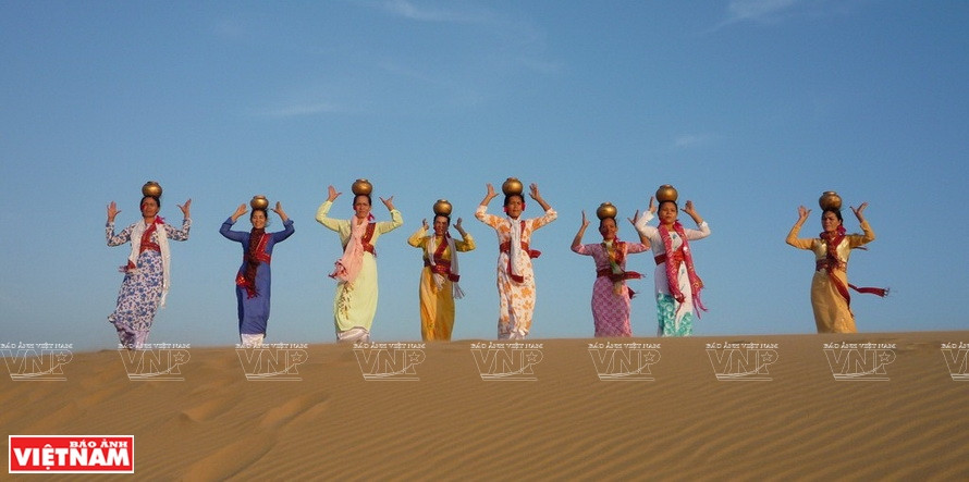 Cham ethnic women carry pottery vases on their heads (Photo: VNA)