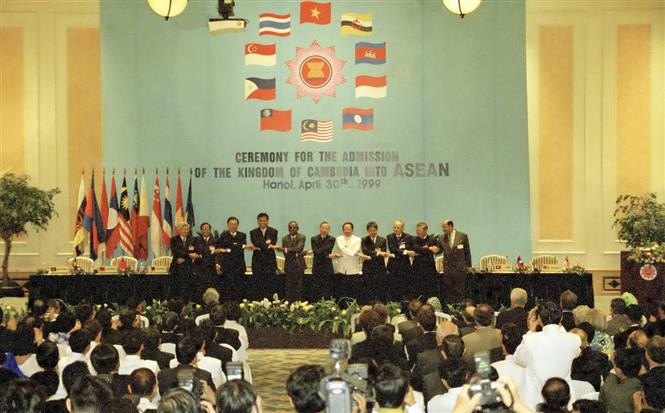 Deputy Prime Minister and Foreign Minister Nguyen Manh Cam and Foreign Ministers of ASEAN members at the signing ceremony for a declaration on the admission of Cambodia as the 10th official member of ASEAN in Hanoi, April 30, 1999 (Photo: VNA)