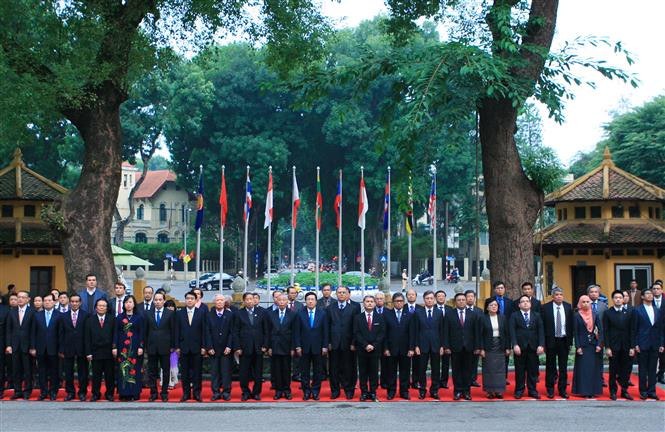 Flag raising ceremony marks the establishment of the ASEAN Community (Dcember 31, 2015) in Hanoi, December 31, 2015 (Photo: VNA)