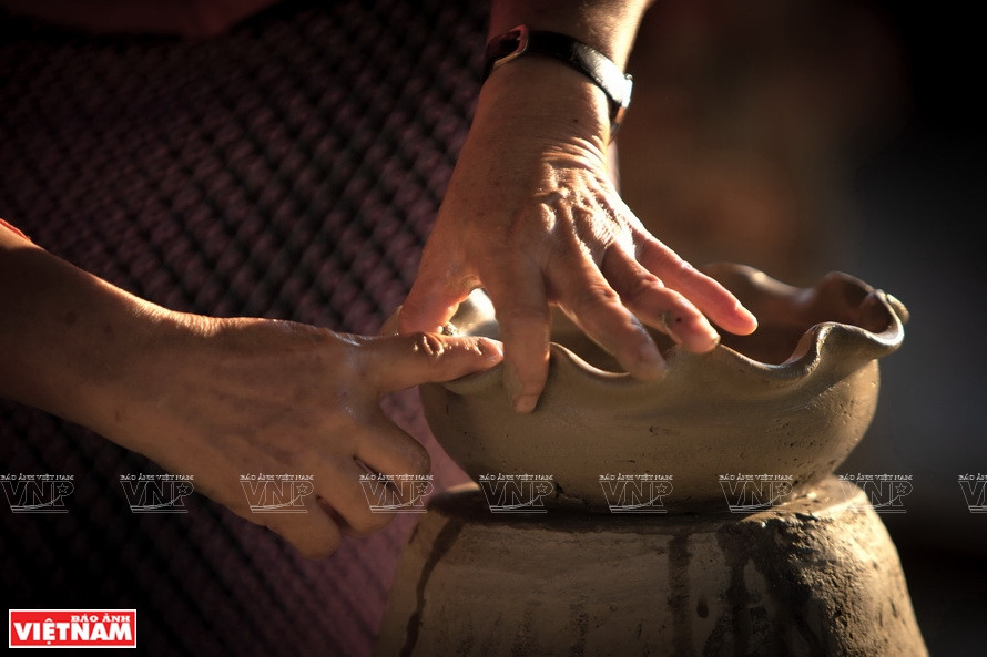 Kneaded by hand, Bau Truc ceramic products are standalone items demonstrating the talent and unique craftwork of the artisans in the village (Photo: VNA)