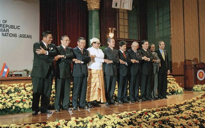 After joining ASEAN, Vietnam has actively prompted the acceptance of Cambodia, Laos and Myanmar as the bloc’s members. In photo: Foreign Ministers of ASEAN member countries and Secretary-General of the bloc A.Singh at a ceremony for the admission of Laos and Myanmar as official members of ASEAN in Subang Jaya, Malaysia, July 23, 1997 (Photo: VNA)