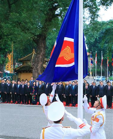 Flag raising ceremony marks the establishment of the ASEAN Community (December 31, 2015) in Hanoi, December 31, 2015 (Photo: VNA)