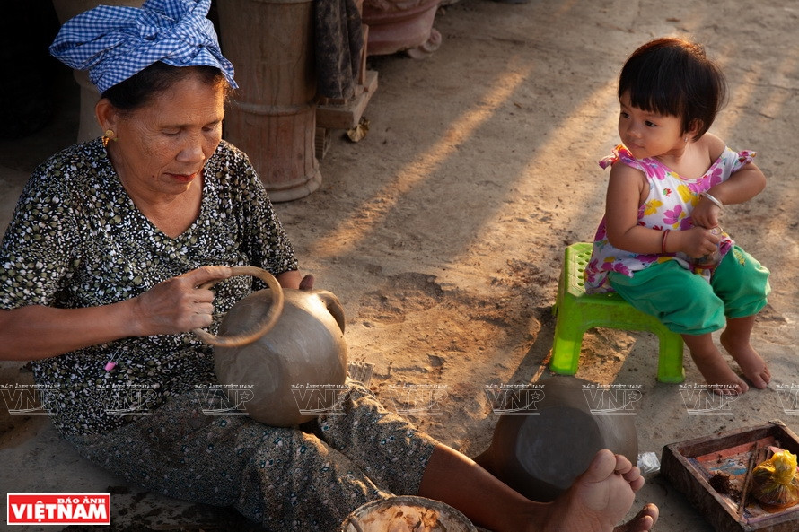 Having been kneaded by hands, pottery products are dried in shade (Photo: VNA)