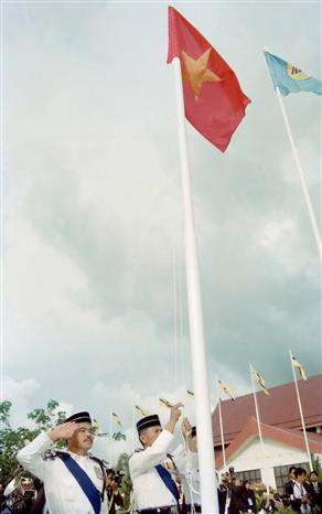 Flag raising ceremony at the initiation that recognises Vietnam as the 7th official member of the Association of Southeast Asian Nations (ASEAN) in Bandar Seri Begawan, Brunei’s capital, July 28, 1995 (Photo: VNA)