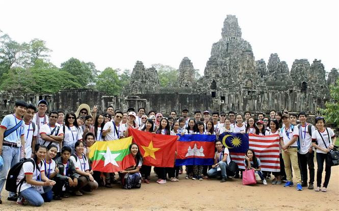 The 2nd ASEAN-China Youth Exchange Visit under the theme 'Education and Leadership' in Siem Reap, Cambodia, June 26th -30th, 2016 (Photo: VNA)