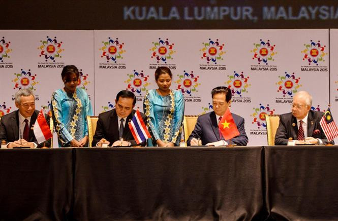 Prime Minister Nguyen Tan Dung attends the signing ceremony of Kuala Lumpur Declaration on building ASEAN community in 2015 with a vision to 2025 within the framework of 27th ASEAN summit in Kuala Lumpur, November 22, 2015 (Photo: VNA)