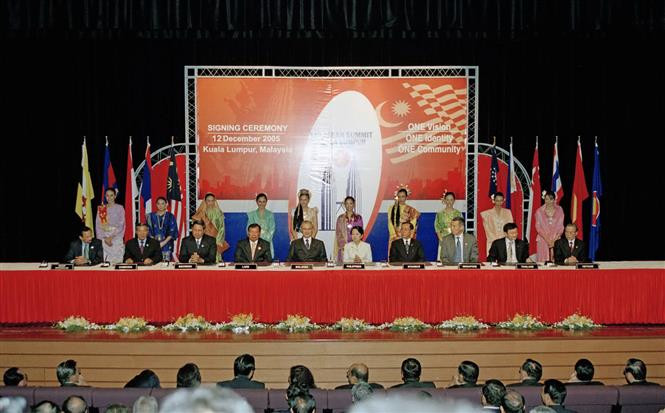 High-level leaders of ASEAN member countries attend the signing ceremony of Kuala Lumpur Declaration on building ASEAN Charter, December 12, 2005 (Photo: VNA)