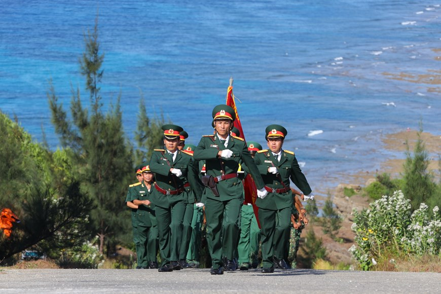 Ly Son island in the central province of Quang Ngai boasts a proud history of defending national sovereignty. Ly Son island was also home to the Hoang Sa Flotilla which protected Hoang Sa (Paracel) and Truong Sa (Spratly) archipelagoes four centuries ago. Ly Son island covers an area of less than 10 sq.km, but it has nearly 100 relics, most of which are related to the Hoang Sa Flotilla. The flag-raising ceremony is a long-held tradition of locals on Ly Son island to pay tribute to late soldiers who spent their lives safeguarding the sovereignty over sea and islands of Vietnam. (Photo:VietnamPlus)